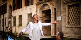Violeta Grecu – istoria moldovencei care cântă serenade pe gondolele venețiene.