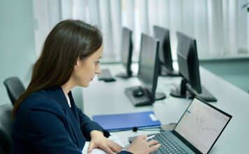 Petrol, geopolitică și volatilitatea piețelor financiare. Lecții strategice pentru traderi.